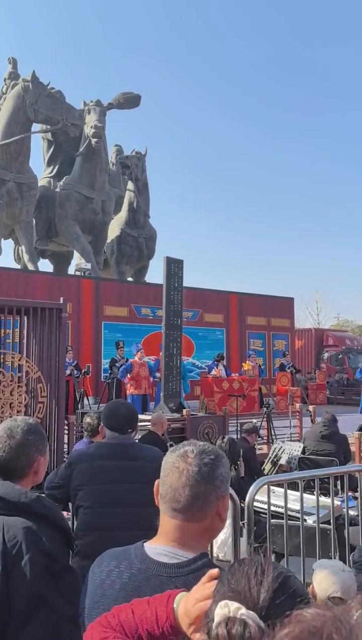 南阳人民的节日，在五头池五头广场的前面搭建的有戏台，上面在唱戏，下面无数的老百姓