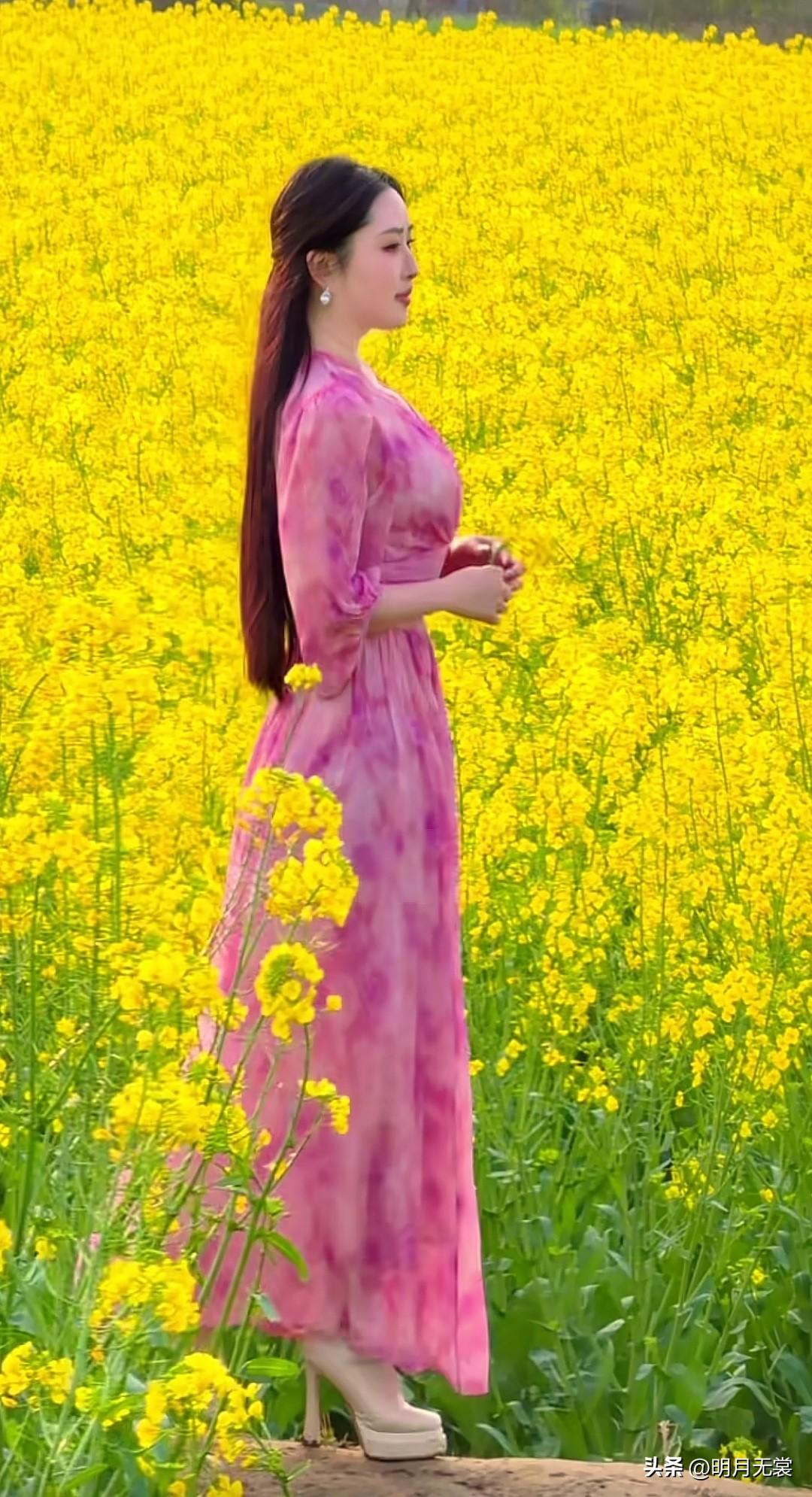 在油菜花海中漫步，感受春天的气息。