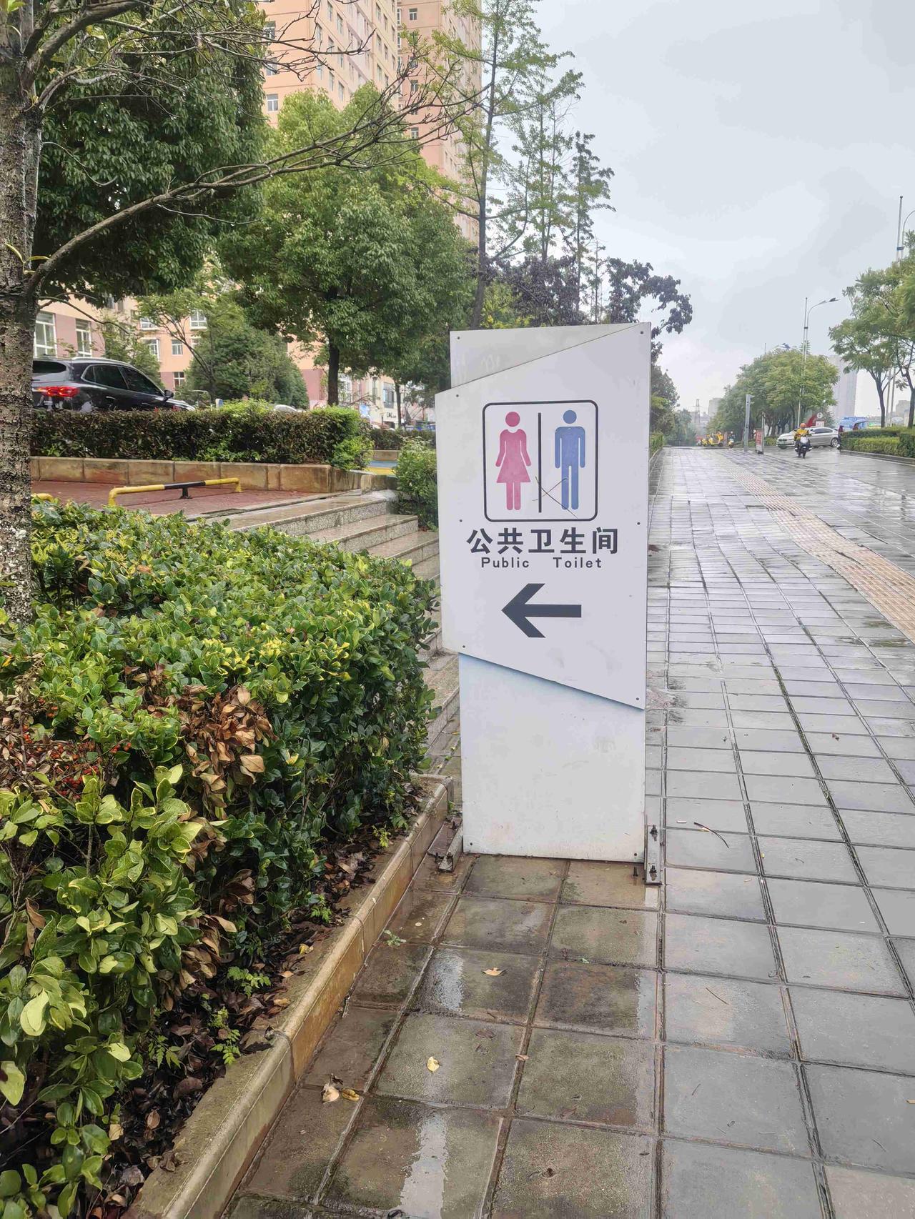 微风细雨，我打着伞漫步在曲靖的道路边，放慢脚步，好好享受一下舒服的气候，欣赏一下