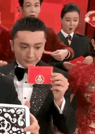 这个插曲挺好，我看一遍笑一遍。小尼说，我彩排了几次，每一次都能对上，没想到真正上