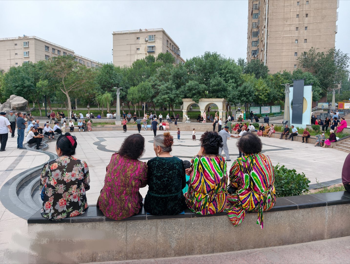 这里的广场舞，跟内地不同，老登先下场划水，胖胖的大姨坐一边围观。