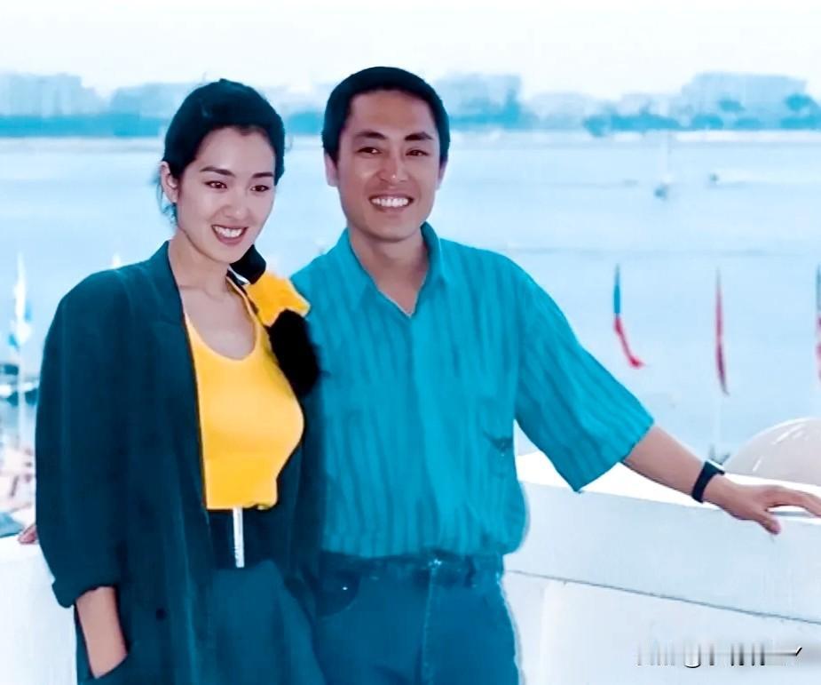 这是巩俐和张艺谋恋爱时期的一张合影老照片，拍摄于一九九零年的法国戛纳。彼时巩俐二