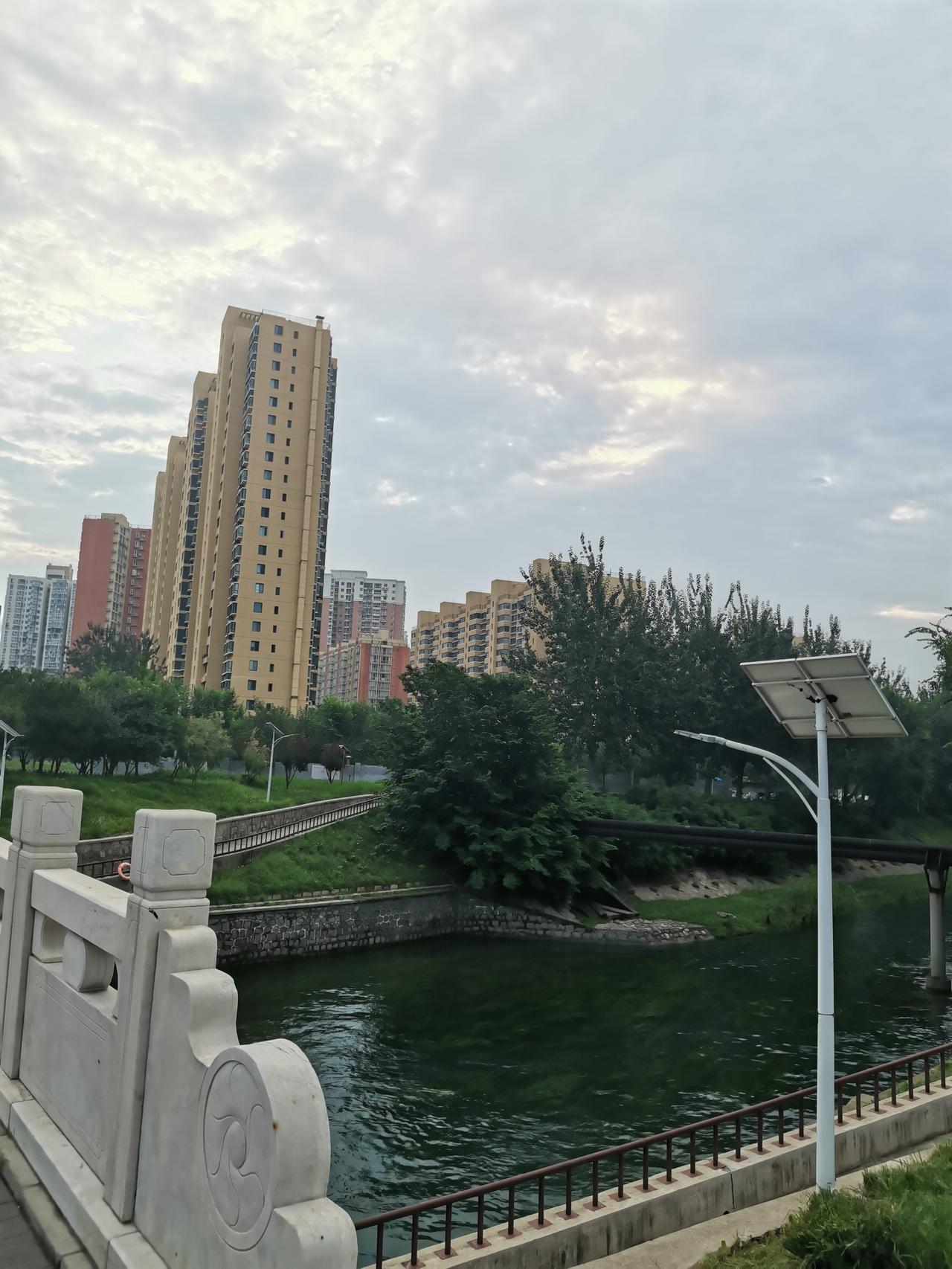 倾诉者和倾听者，你更习惯或更倾向做哪一位？
倾听，是需要耐性和定力的。听老闺蜜聊