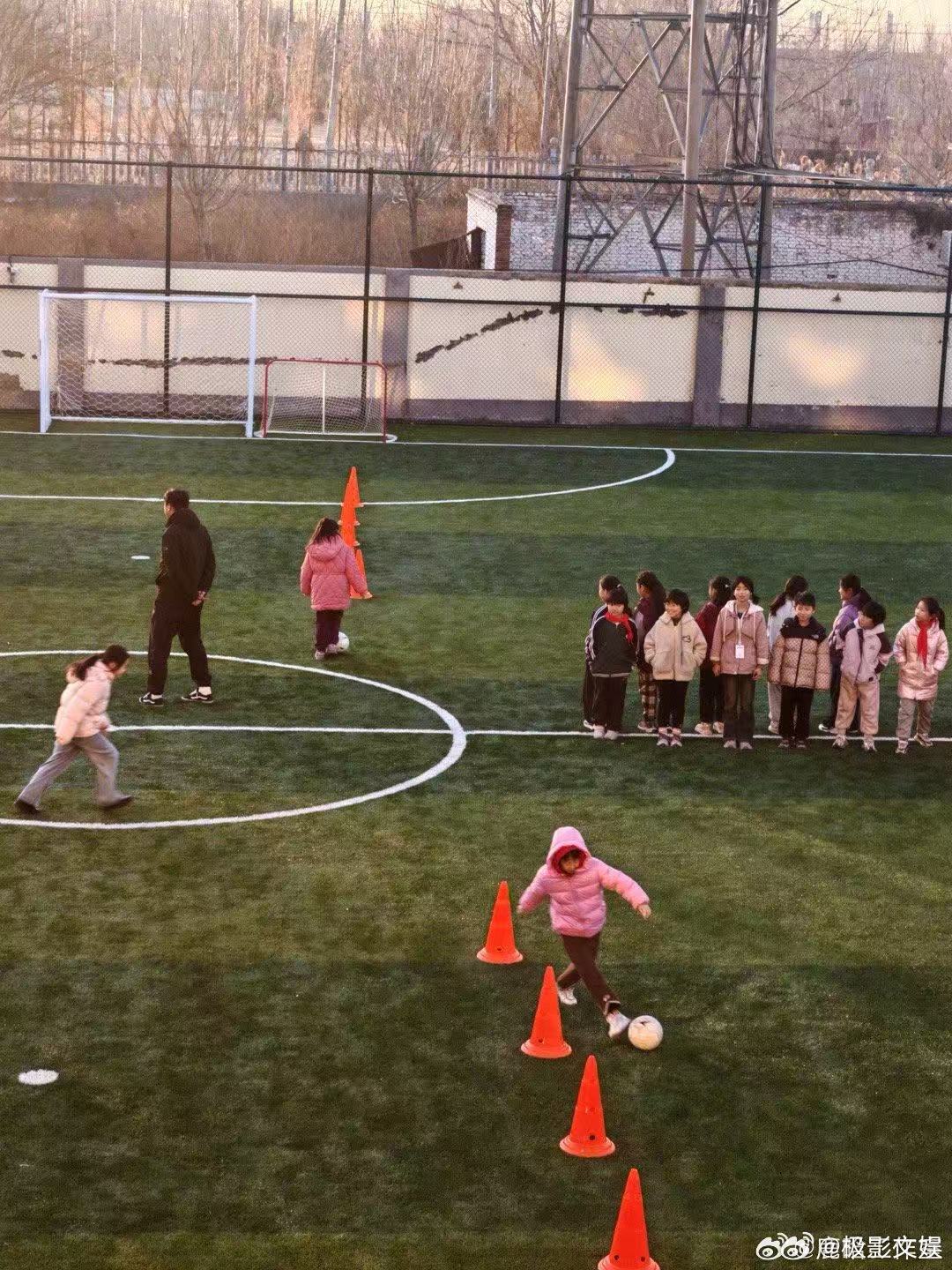 鹿晗第12座公益球场启用鹿晗第12座公益球场正式启用鹿晗第12座公益球场正式启用