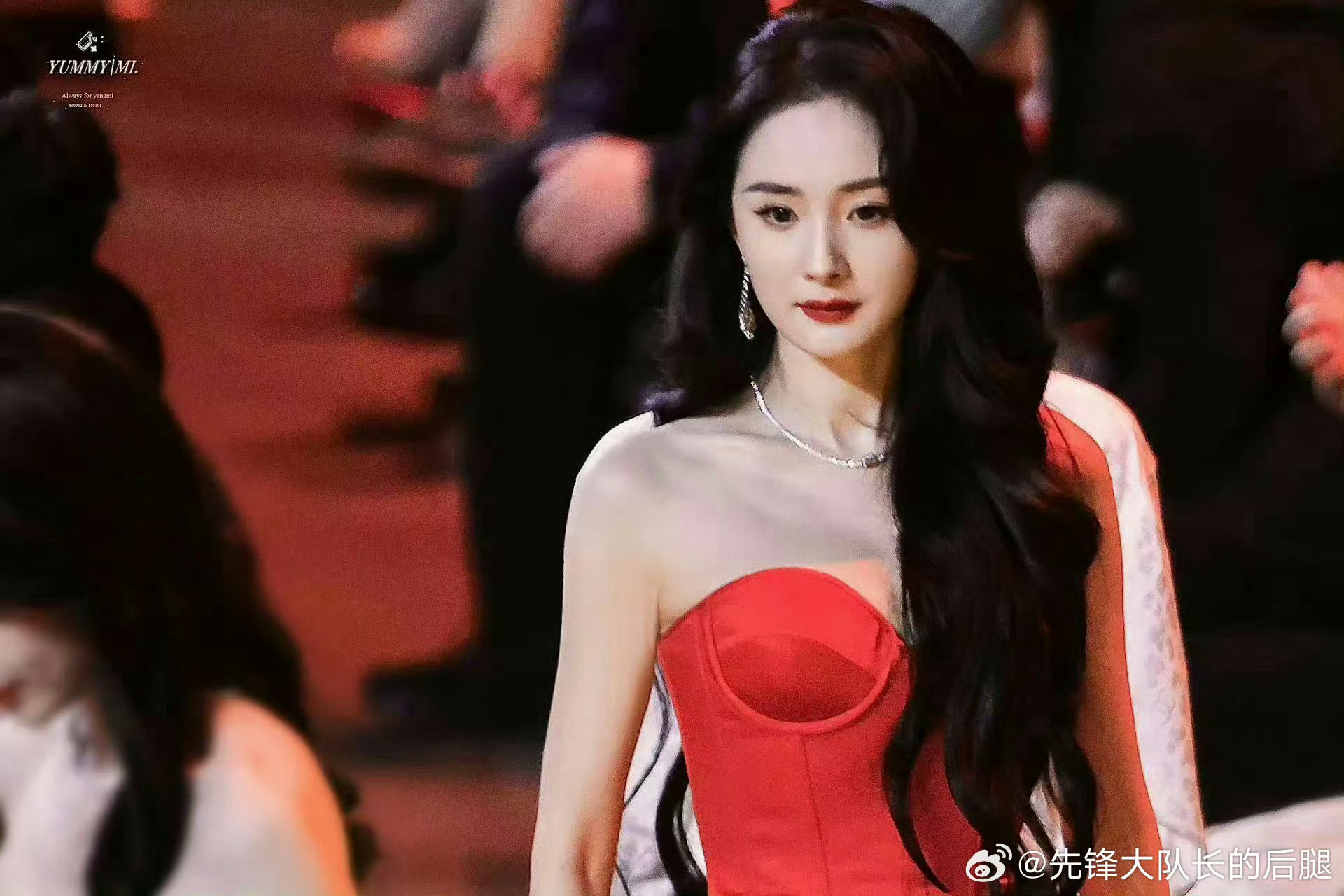 杨幂红色抹胸裙幂姐红红火火恍恍惚惚 