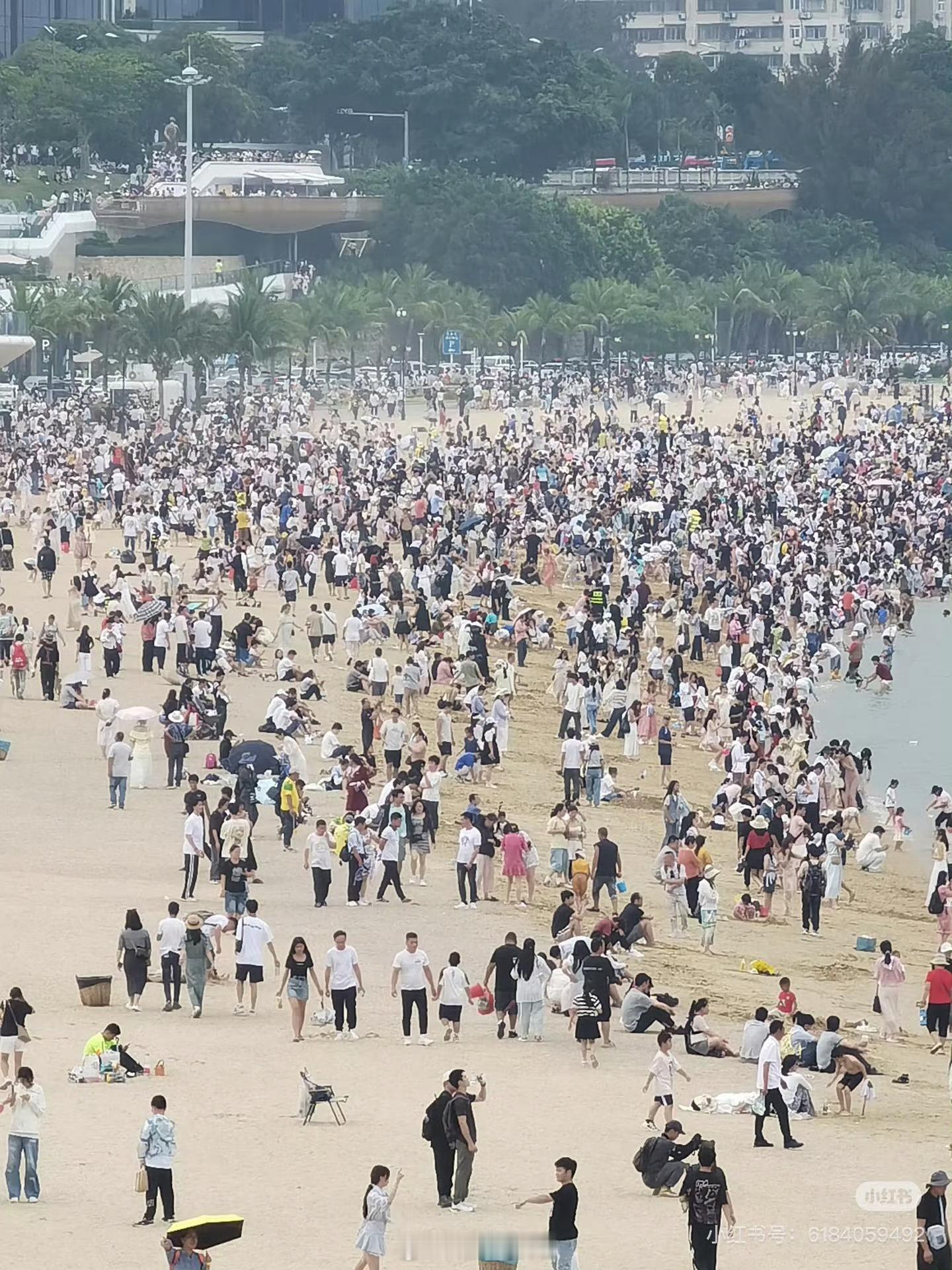 真的不敢出门，十五分钟能到的地方，硬是堵了五十分钟[衰][衰]人人人人人人景点人
