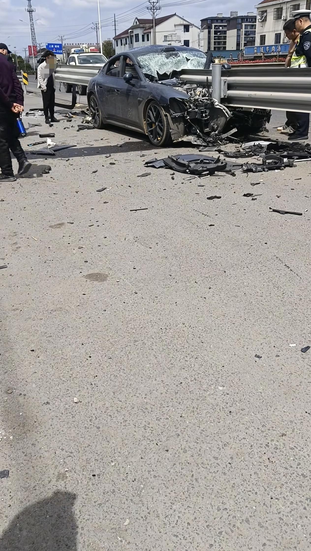 近日，浙江绍兴。章镇发生一起比较严重的车辆事故，人员伤亡情况不详。具体情况以官方