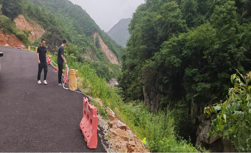 旺苍县檬子乡组织干部对辖区山体落石隐患展开巡查
 
6月23日，广元市旺苍县檬子