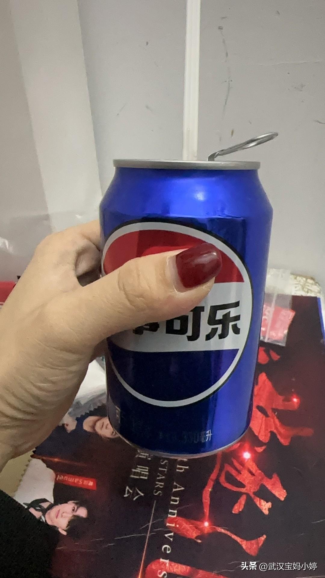 早上来上班，整个人又热又渴，换衣服的时候看到了一罐同事的可乐，群里说了一下就把它