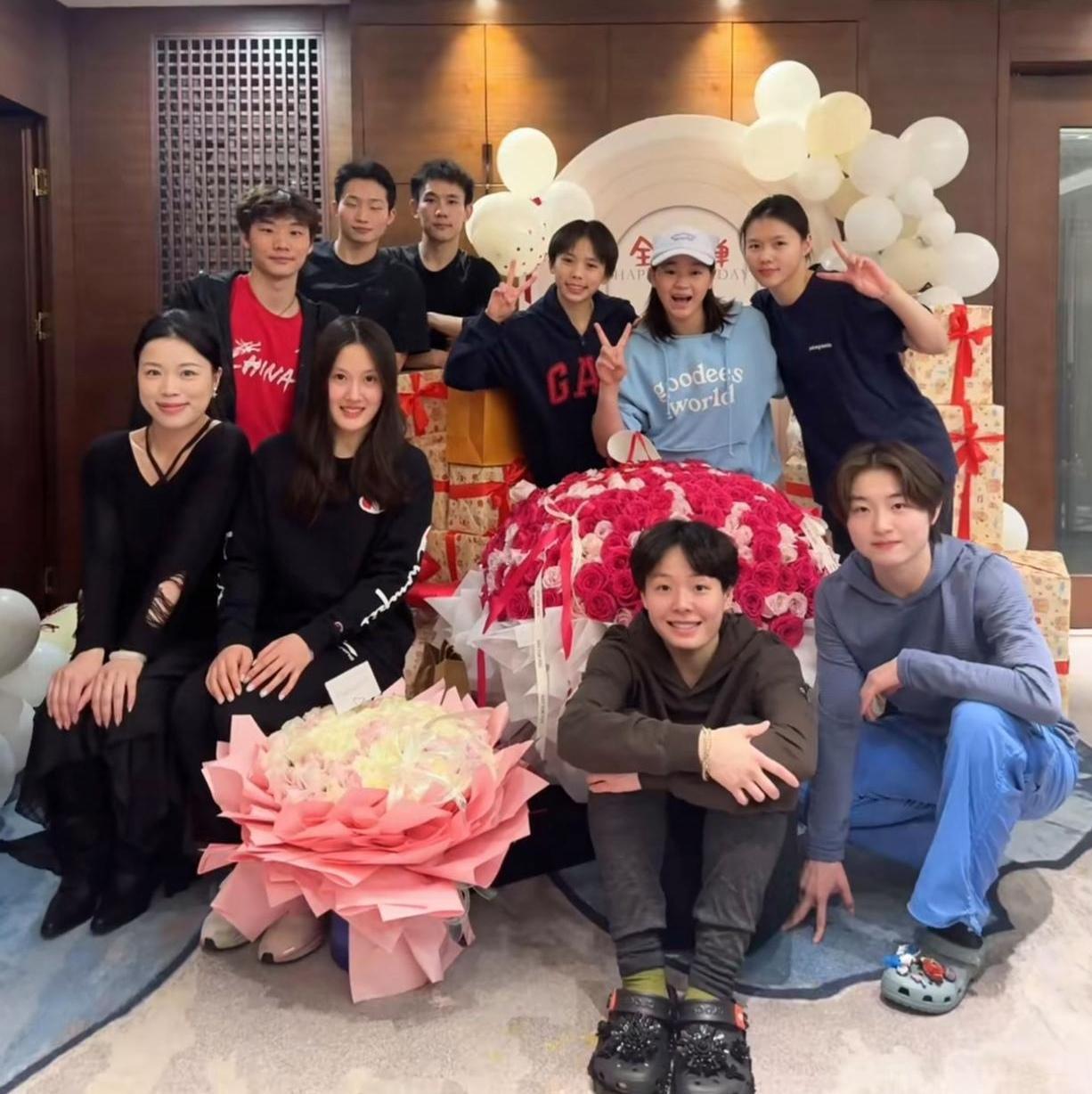 全红婵迎来19岁生日，现场氛围超热闹，跳水队的队友们齐聚一堂为她庆生，场面温馨又