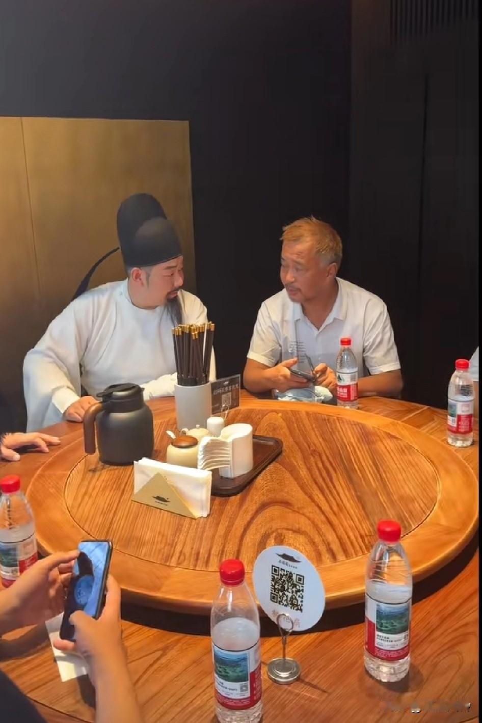 沈老师就是杜甫，当下与白居易邻坐，老师和几个人悠哉自在，谈古论今，这样就挺好
把