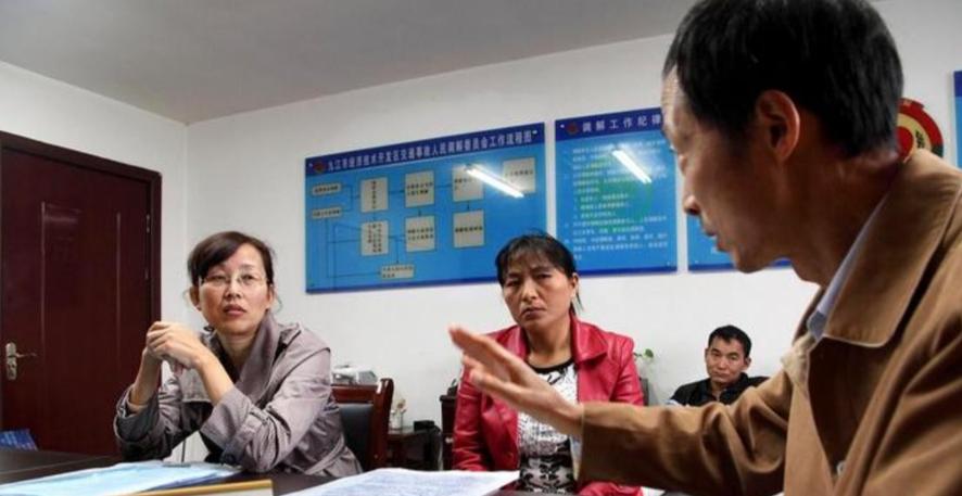 “亲情又一次败给了金钱。”上海，男子母亲病逝后，亲舅舅的女儿将表弟和姑父告上公堂