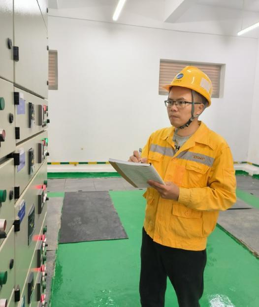 颜国峰，毕业于广西水利电力职业技术学院，中国铁路南宁局集团有限公司南宁供电段电力