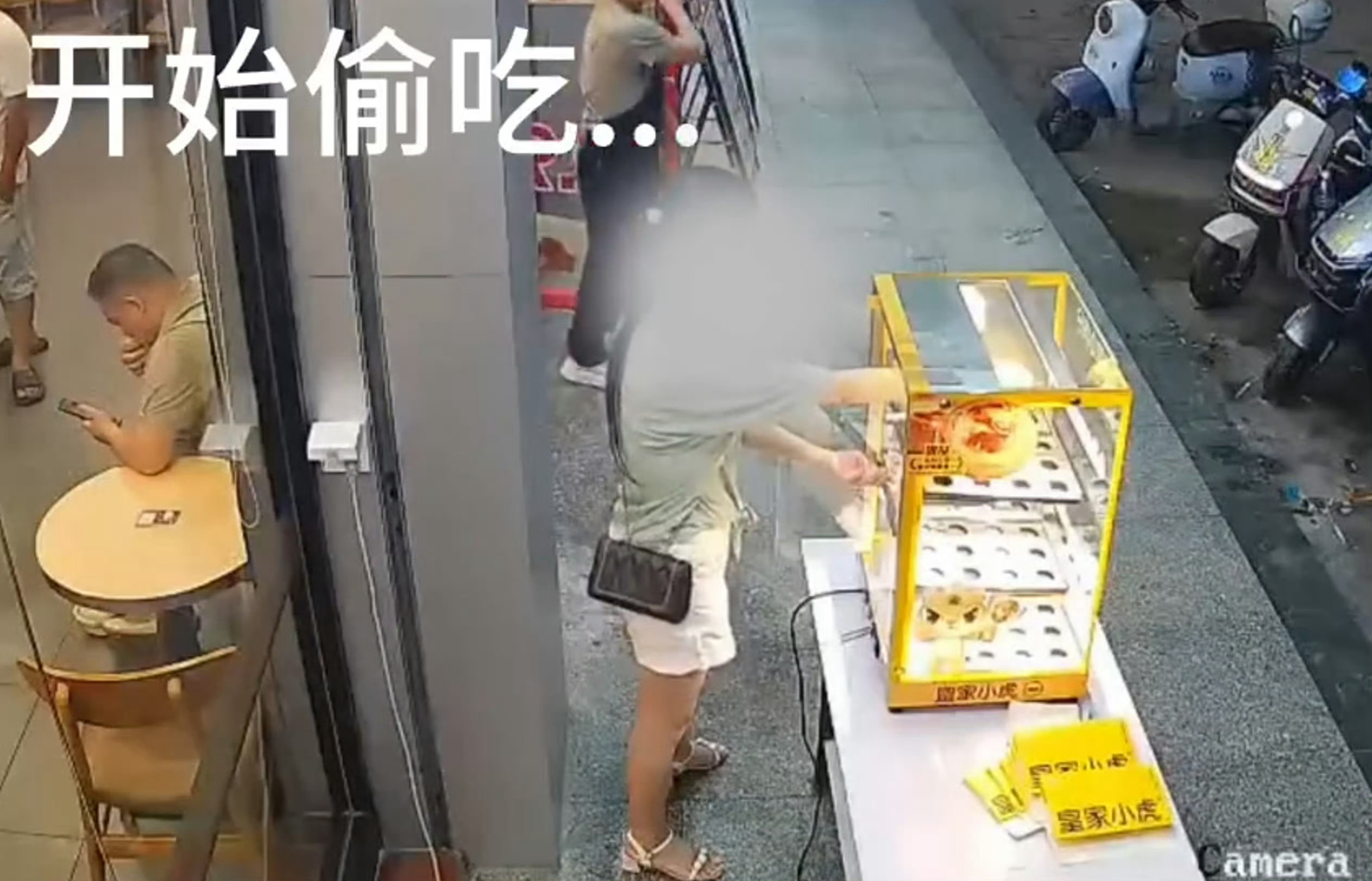 女子连续偷吃5个蛋挞后转身就走 看着也不像吃不起的样子，是有啥癖好吗[疑问] ​
