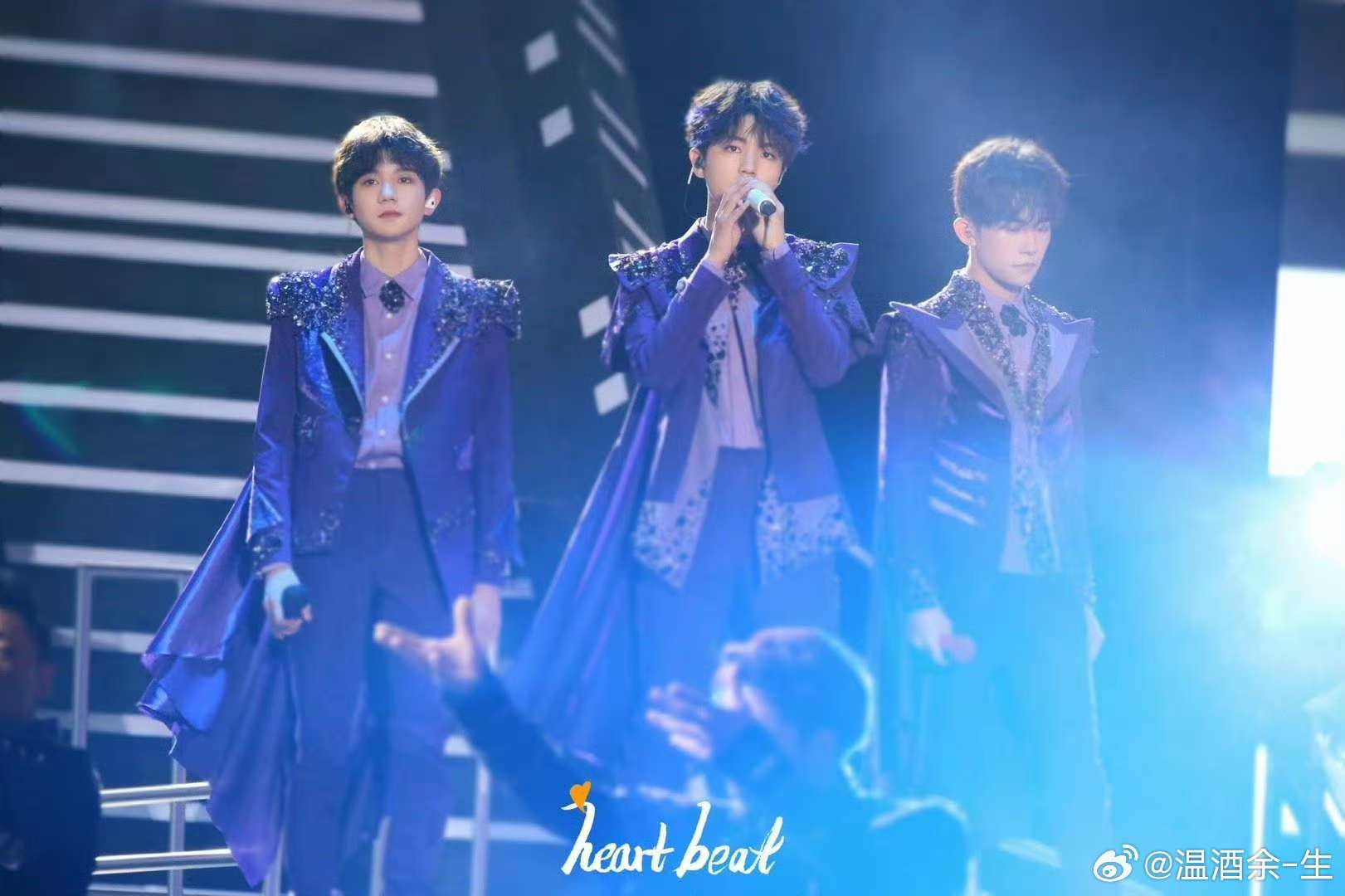 TFBOYS十二周合体从青涩少年到并肩星光，时光为证，他们从未走远，只是在等一场