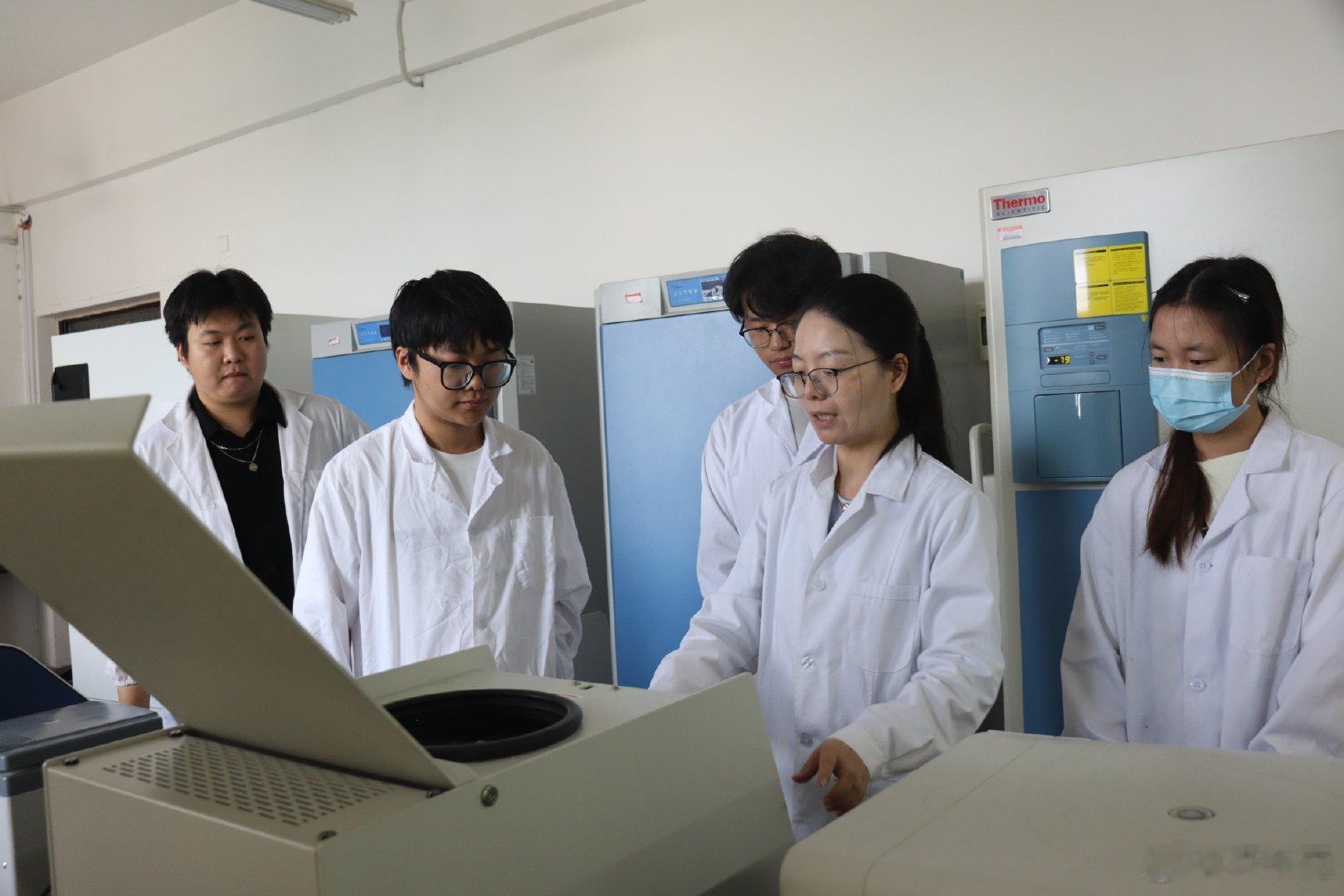 【躬身实验析数据 青春护安筑防线】河南科技大学学子助力基层食品安全河南文旅初秋上