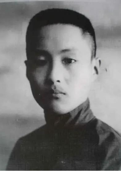 话说1935年一个看起来人模狗样的小男孩做了一个惊人的决定，这个戴着貂皮帽子，穿