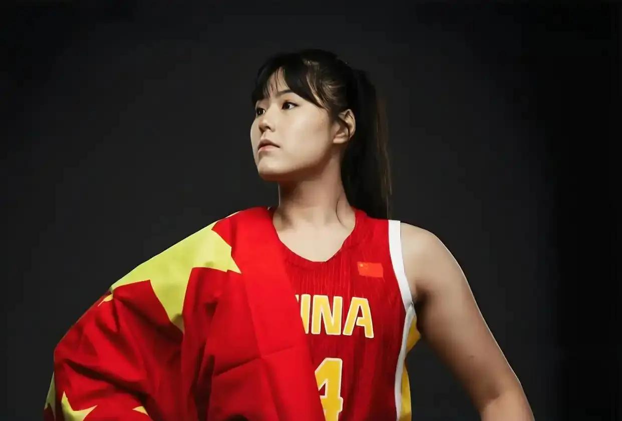 李月汝无缘女篮世界杯，责任不只在一份丢失的护照

一名核心球员，没倒在伤病上，也