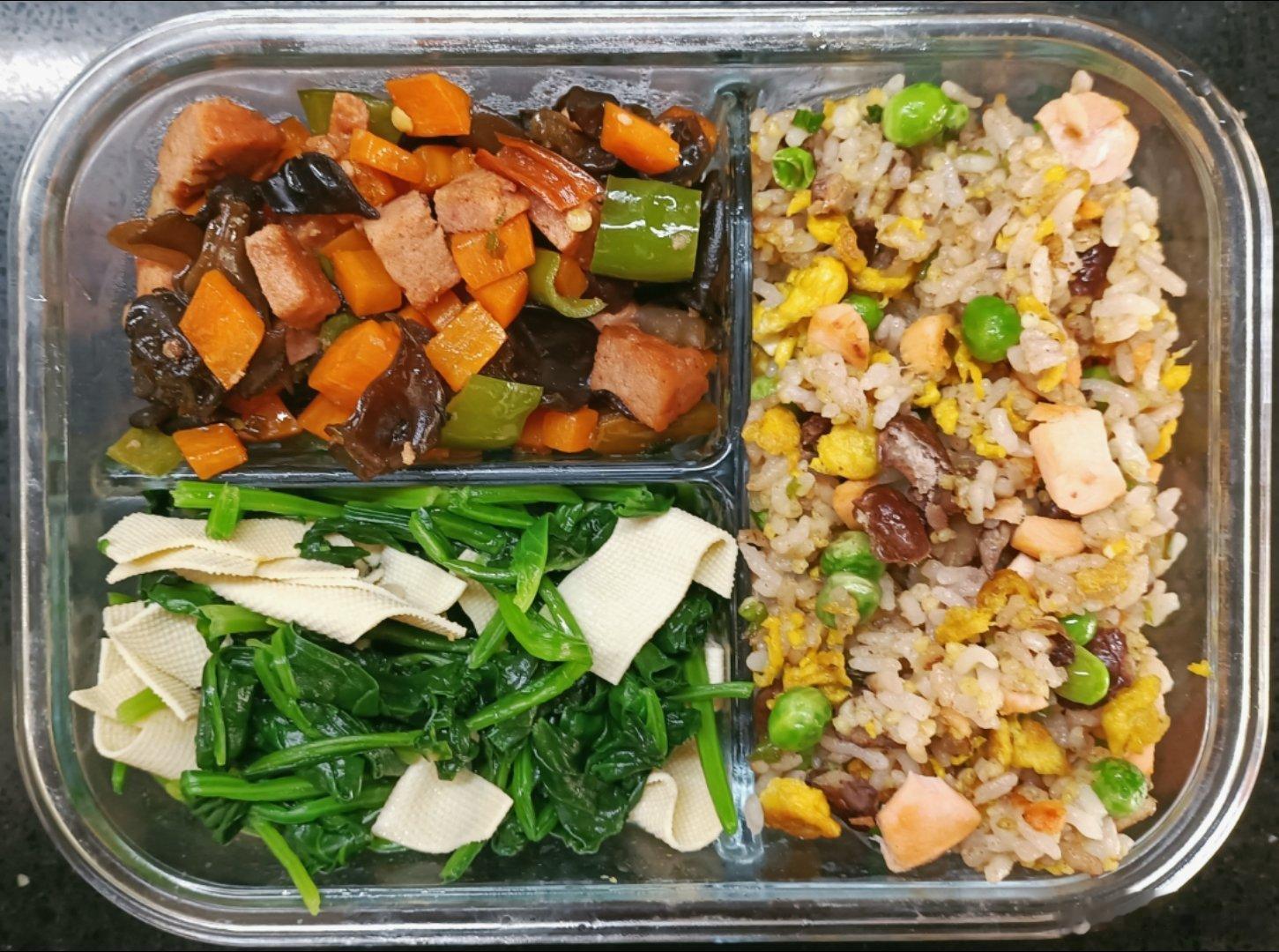 #儿子的午餐##这个问题吃什么# 豌豆三文鱼蛋炒杂粮米饭，胡萝卜木耳自制午餐肉炒