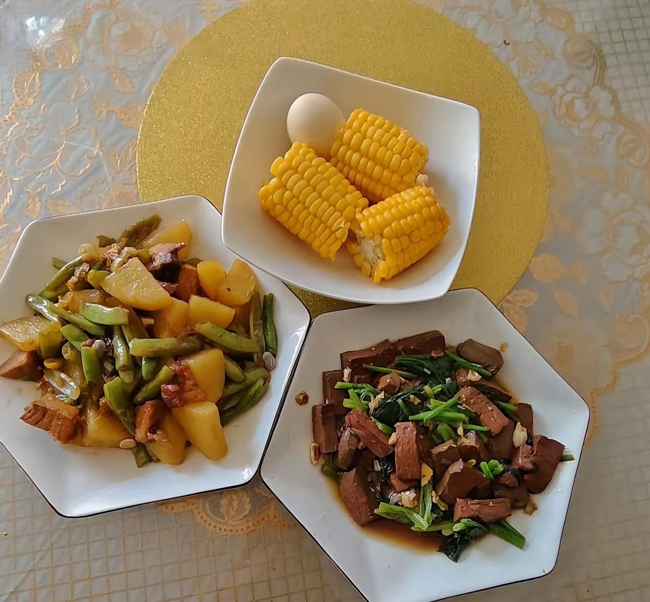 我身高的巅峰时代，是155厘米，再穿个高跟鞋，就可以谎报158了。
 
谁懂啊！