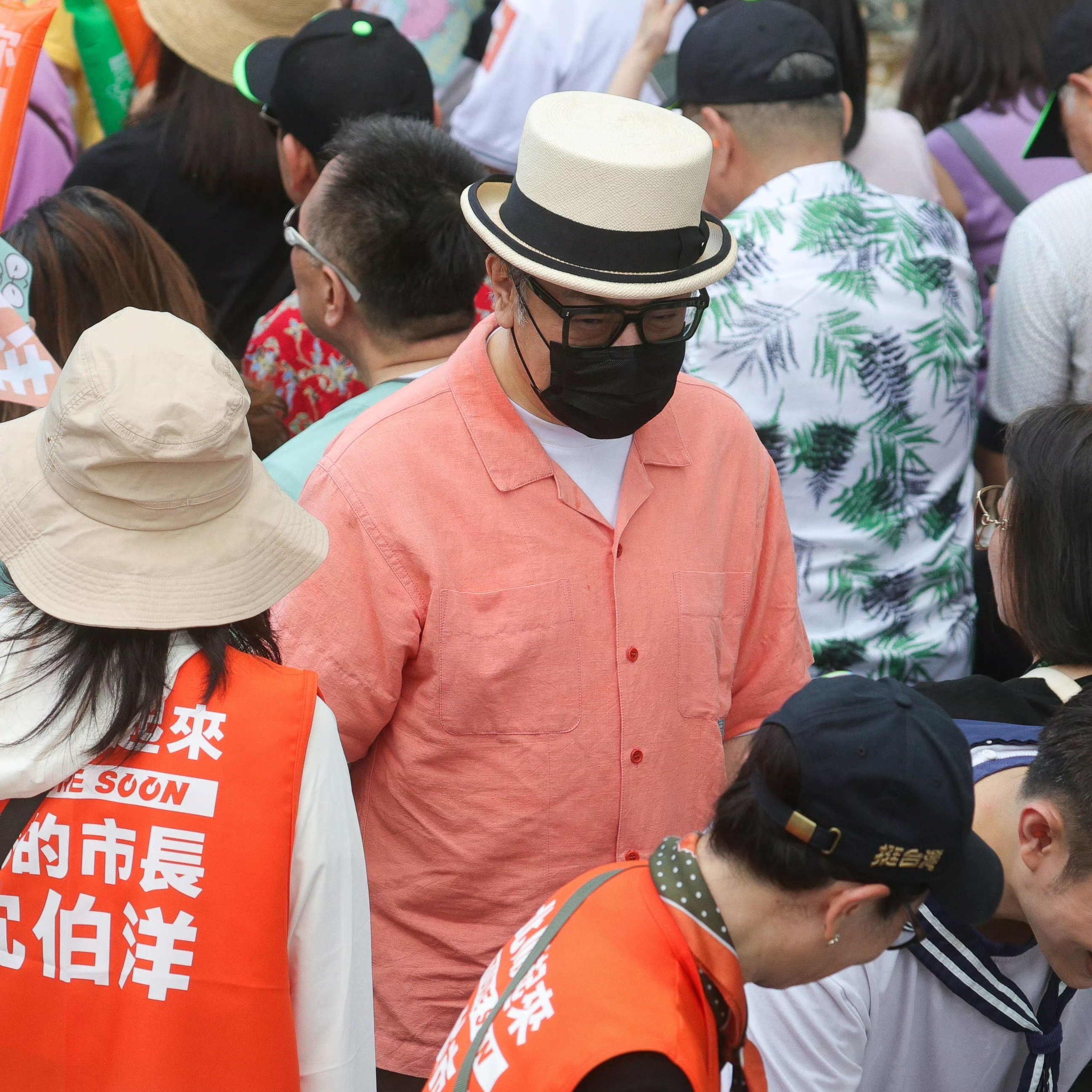 坚持一个中国原则，绝不动摇🇨🇳蔡康永现身台独分子竞选会场蔡康永为顽固台独分子