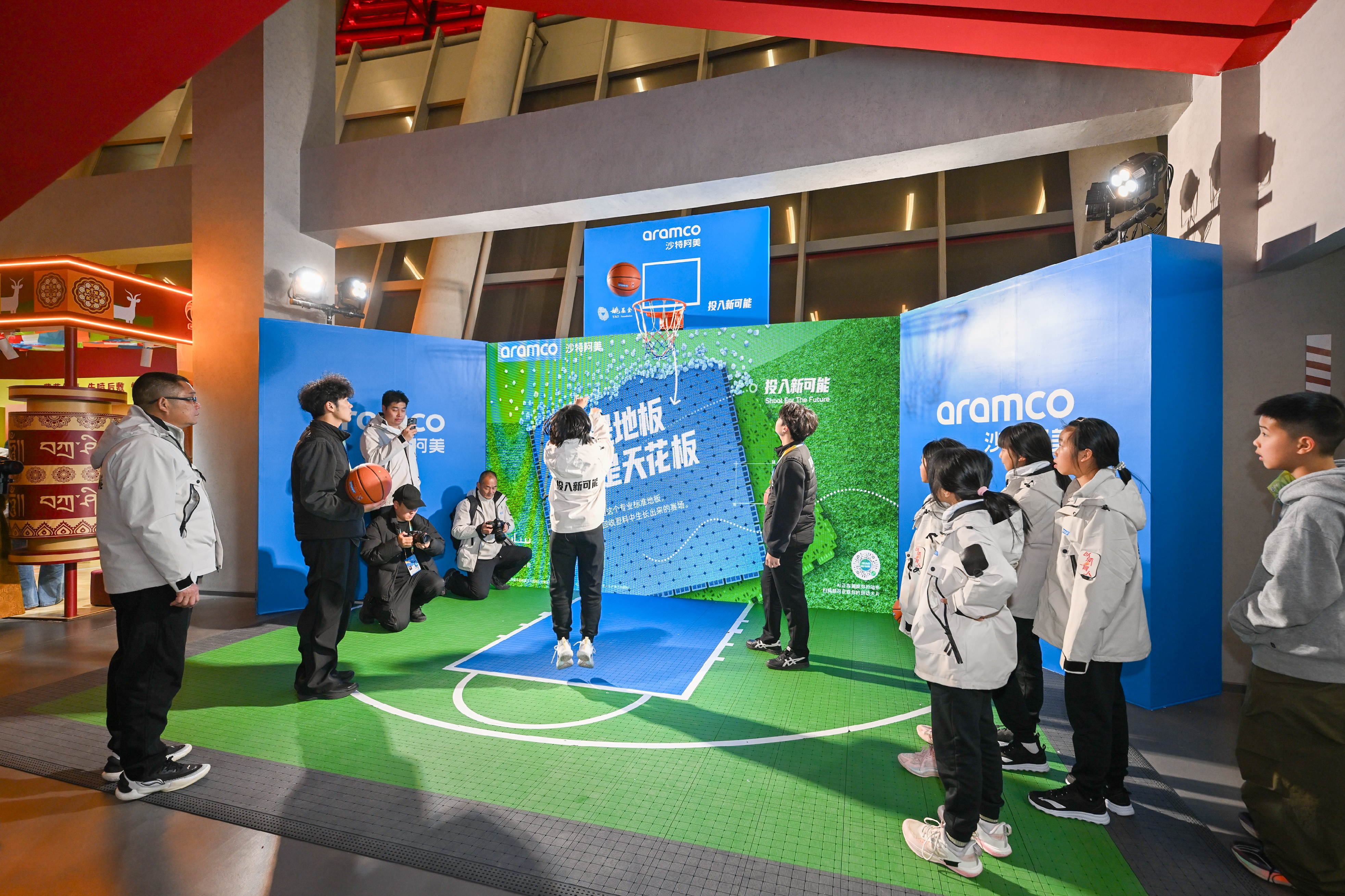 投入新可能 诸暨海亮融爱园里，崭新的“投入新可能”公益球场正式启用啦！沙特阿美携