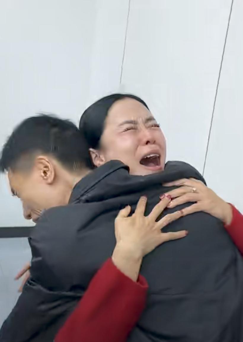 想到了姐姐李林见到李鑫，会抱头痛哭，但是，当这一幕真的出现时，眼泪还是不由自主的