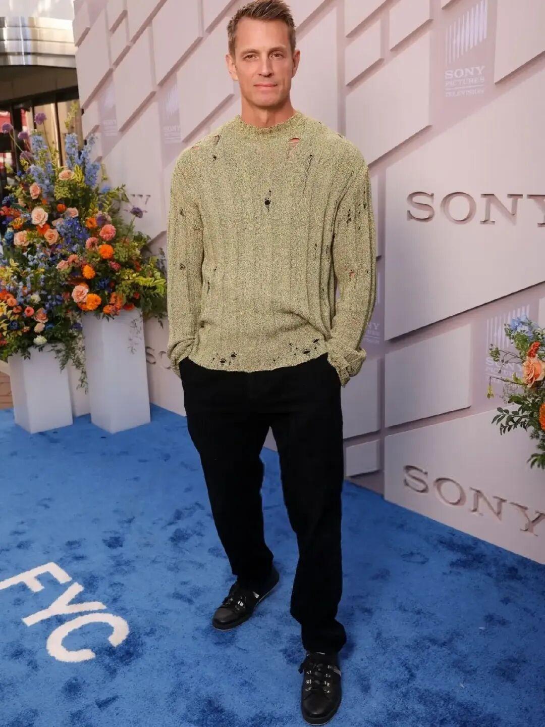 最近，46岁的瑞典美国双国籍男演员 Joel Kinnaman（乔尔·金纳曼）出