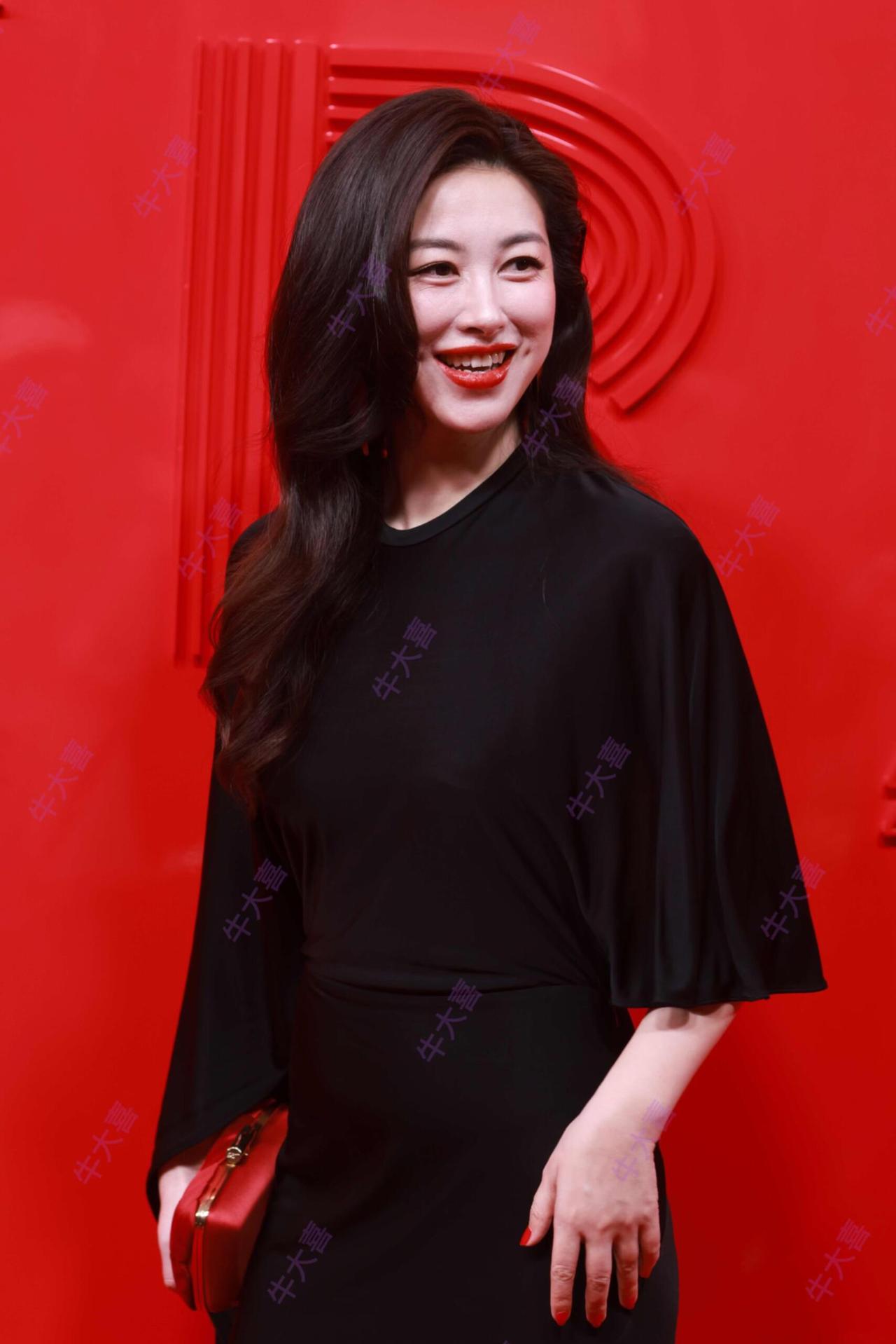 从朱珠与克拉拉反差看女星如何平衡性感与高级？
 
朱珠和克拉拉都常以性感形象出圈