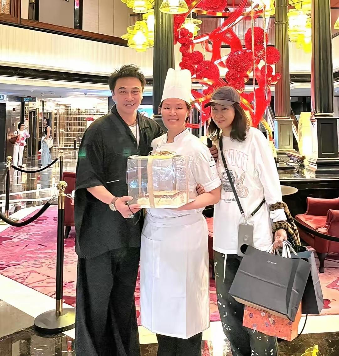 吴镇宇携妻儿在新加坡餐厅用餐，65岁的他面色红润、精神饱满。妻子王丽萍罕见素颜亮