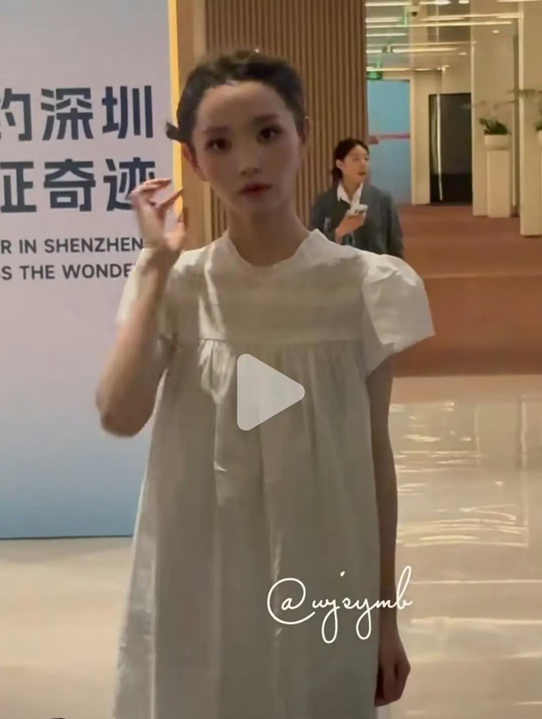 田曦薇是真的离不开刘海[泪奔]怎么感觉没了刘海像秃了一样，她脑门也不大啊[捂脸]