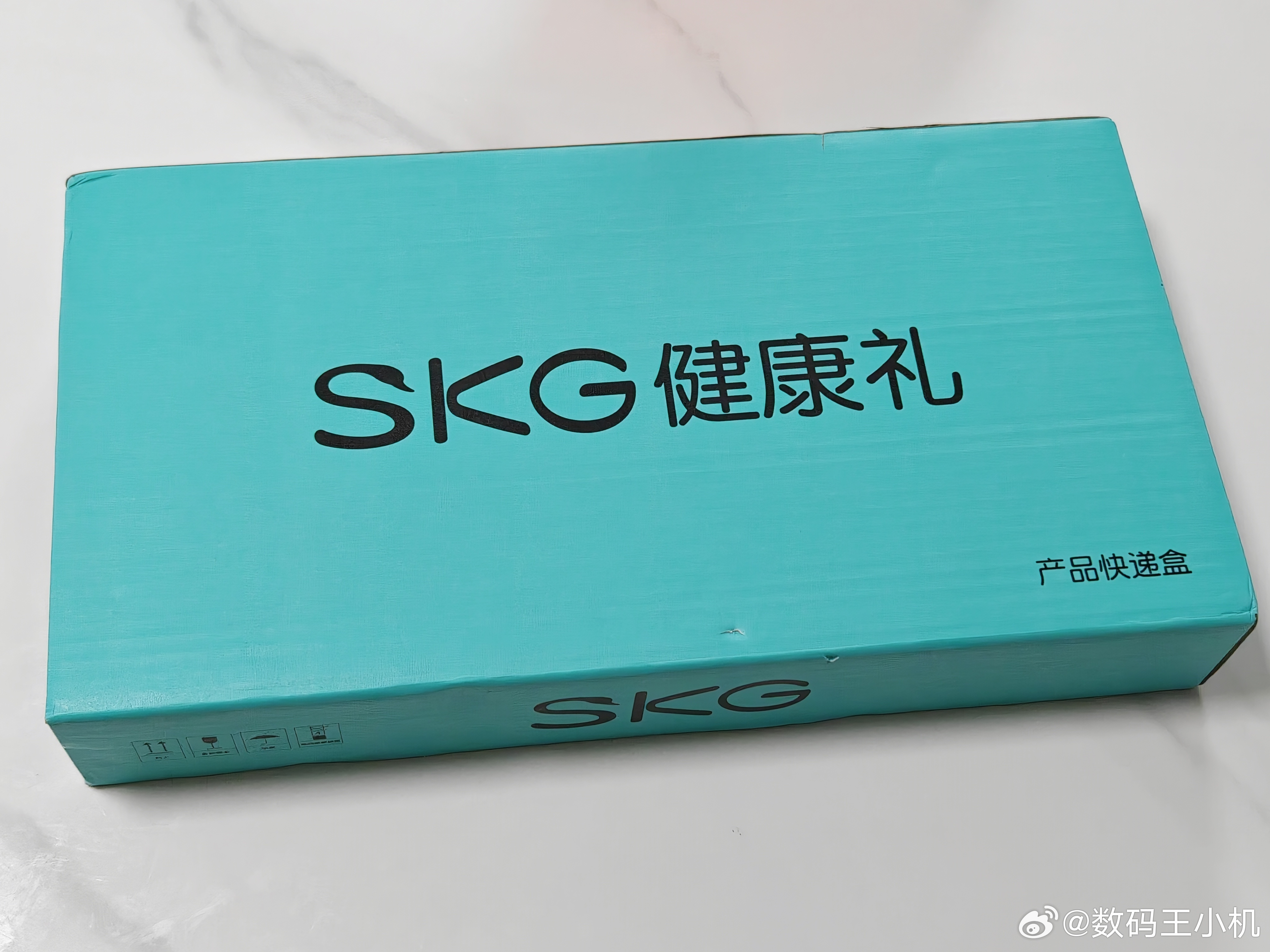 收到SKG的中秋健康礼盒啦，太贴心了，还是新款的健腹仪，过节送礼还得是SKG啊[