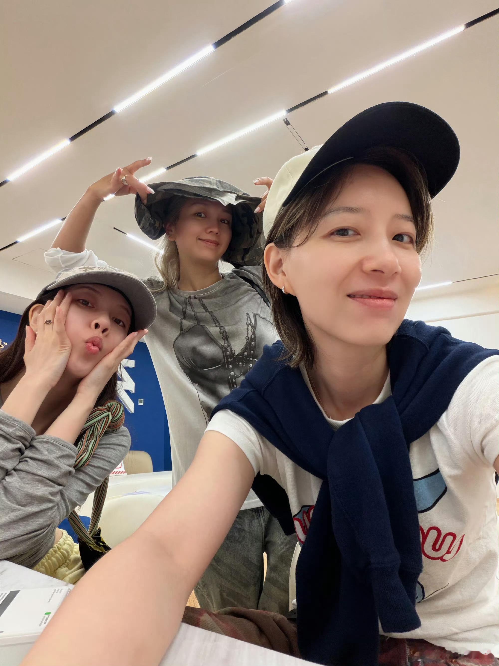 乘风2026官宣李斯丹妮 李斯丹妮师姐来了，已经开始练上了，和宋妍霏一起帮唱孙怡