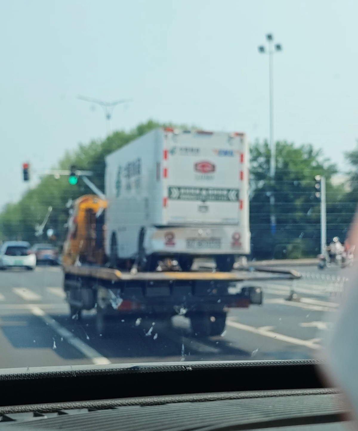 刚刚在滨州渤海十一路偶遇中国邮政无人配送小车，自己开不动，乖乖坐上拖车被拉走咯，