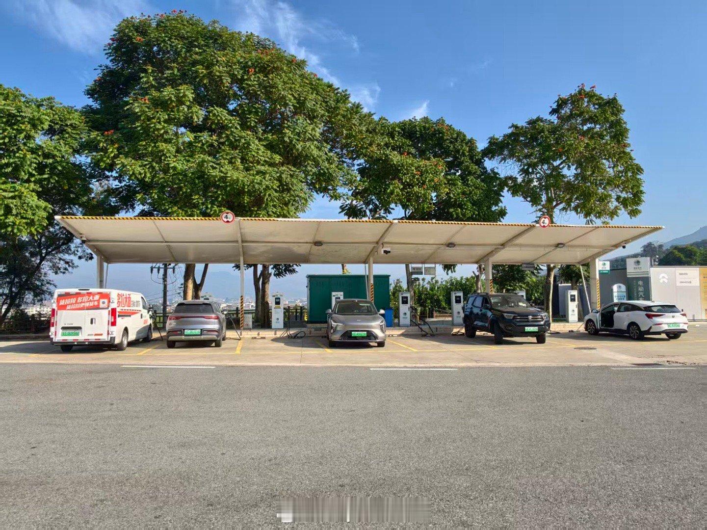 到了小溪服务区给娃换个尿布，带她溜一溜，给车充个电。250千瓦的桩，八根，其中五