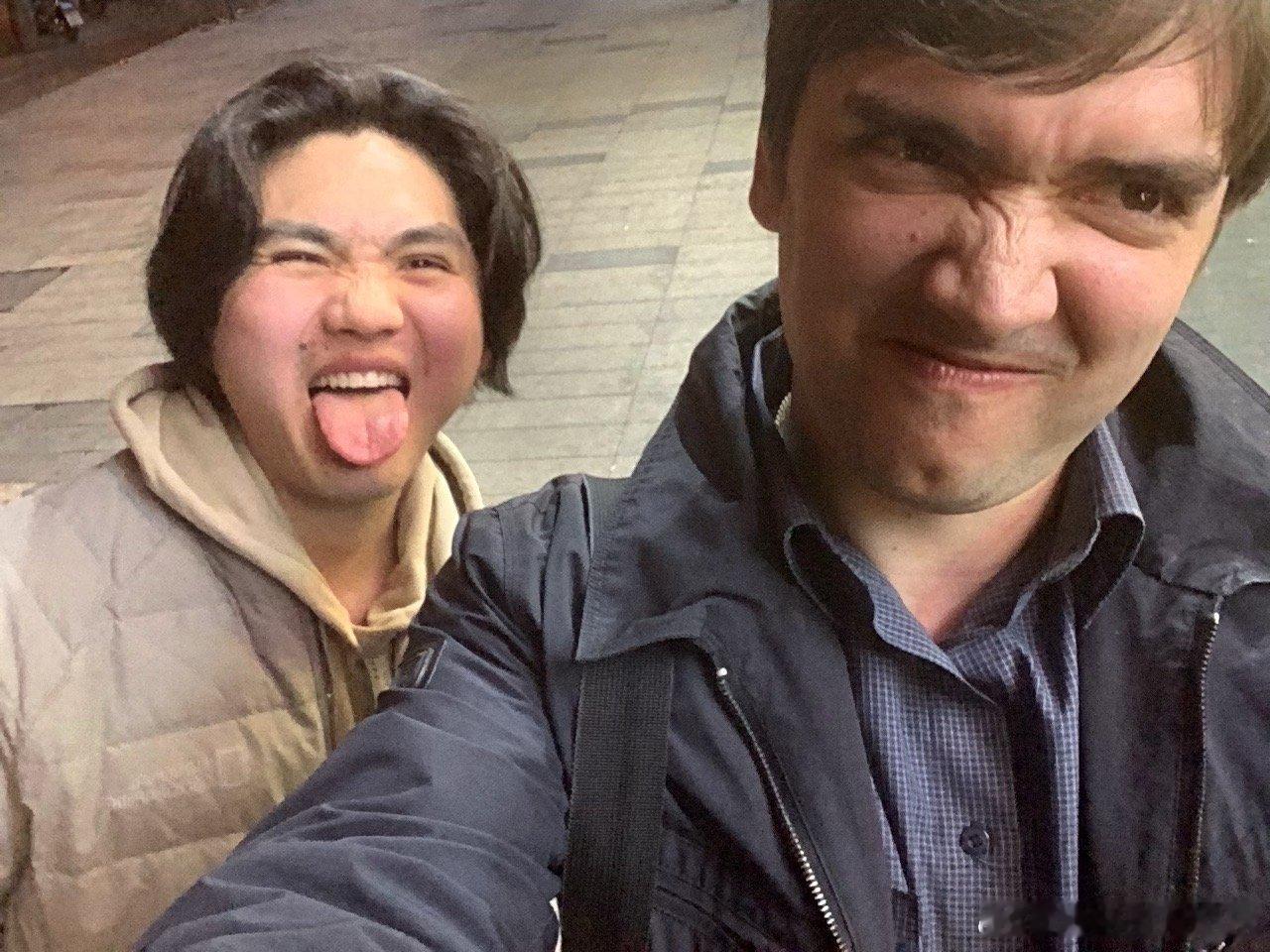 其实我最好朋友是外蒙古的人。我们像不像？[允悲] ​​​