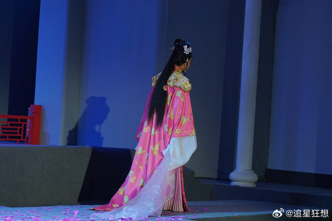 梦回大观园走进大观园，就像翻开一本会呼吸的《红楼梦》。竹影是黛玉的泪，溪水是宝玉