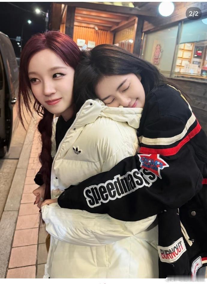 白鹿ins更新和宋雨琦合照白鹿ins背后抱宋雨琦 白鹿ins更新和宋雨琦的合照啦