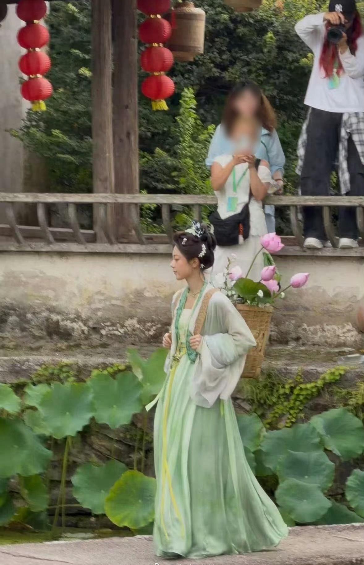 一念江南 前期不是传女主是虞书欣吗？蹭完虞书欣的热度之后就换人了？
虞书欣姐感辣