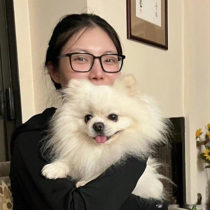 尹子维妈妈拍的徐冬冬尹子维晒妈妈拍的徐冬冬尹子维晒妈妈拍的徐冬冬，抱着毛茸茸的小