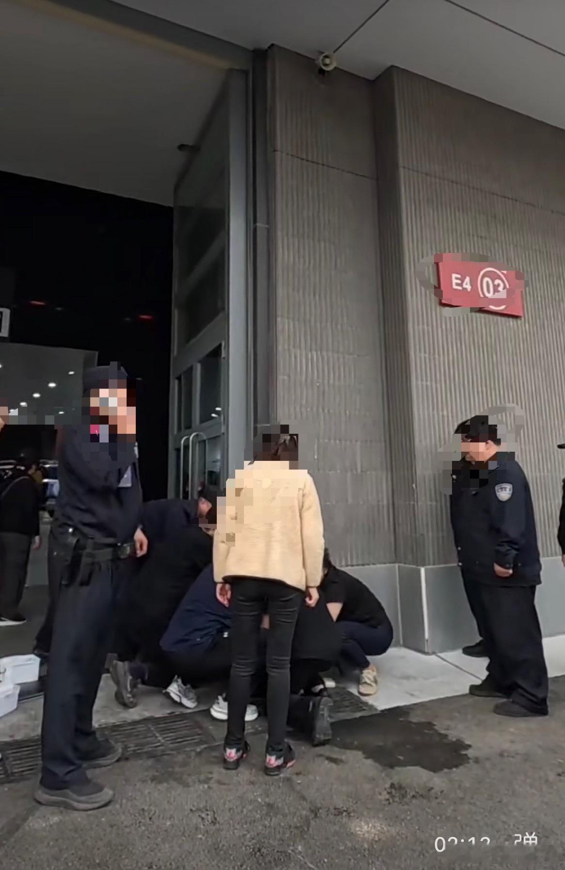 刷视频看到车展上倒下了一个，应该是救护车拉走了。不知道啥情况。唉。车展轮轴转，背