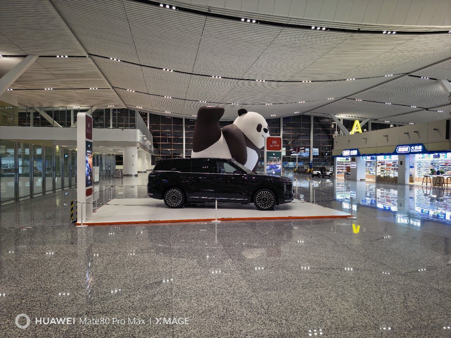 好家伙，现在都不满足于在机场大屏投广告了实车都来了