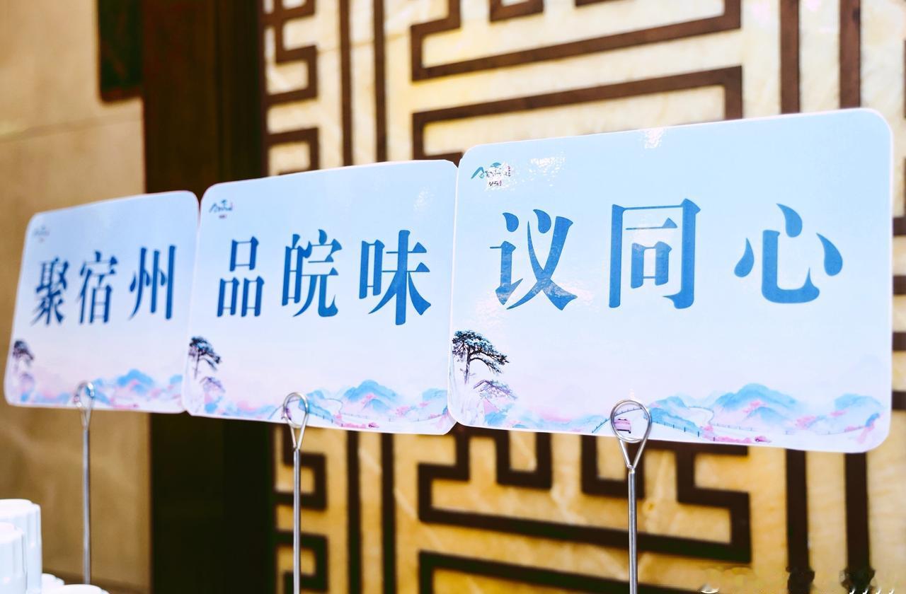 摇下车窗，皖北的秋便涌了进来，路过的每一片枫林，翻过的每一道龙脊山岭，都像在风中