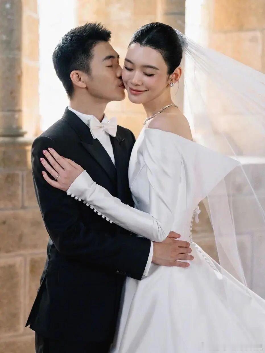 奚梦瑶回应结婚七年后办婚礼七年相伴，儿女绕膝，古堡白纱圆满赴约。奚梦瑶坦言婚姻是