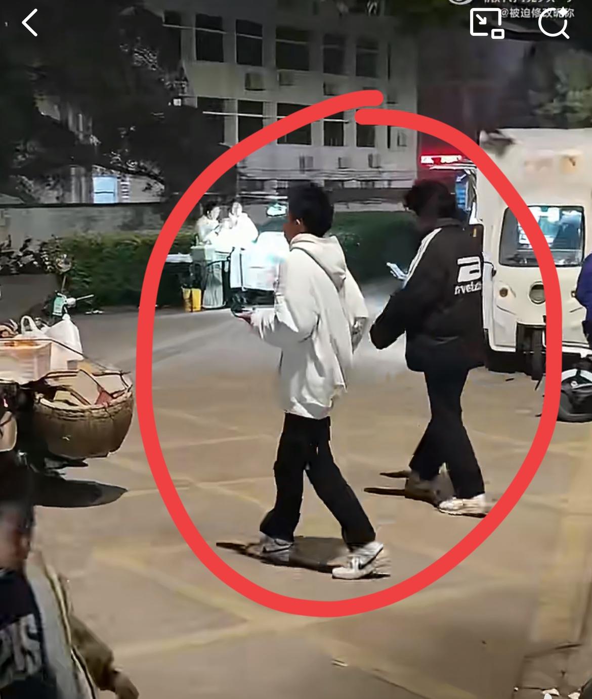 精神小伙外出觅食，不用带钱的，路边的外卖随便拿，随便挑，拿完就骑着心爱的小摩托走