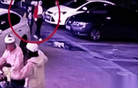 说真的，换我，我可能就只顾得上拽走我自己的娃了。
这是实话。
眼瞅着那车就要过来