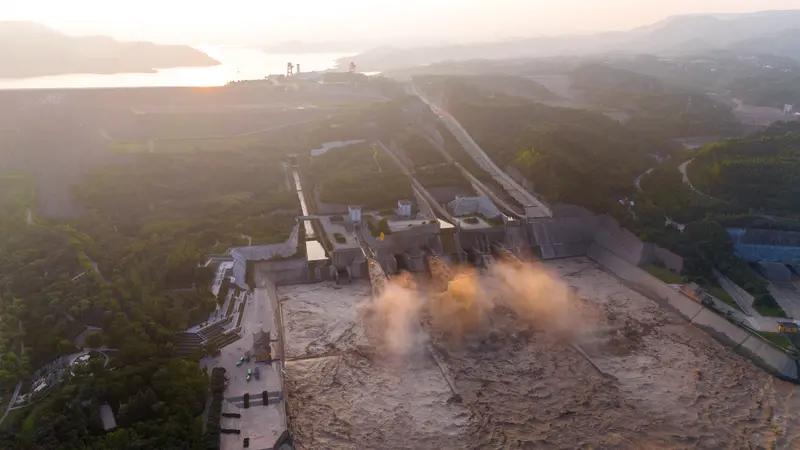 媒体评75亿水库大坝被曝偷工减料 75亿的水库大坝被曝偷工减料，这事简直太离谱！