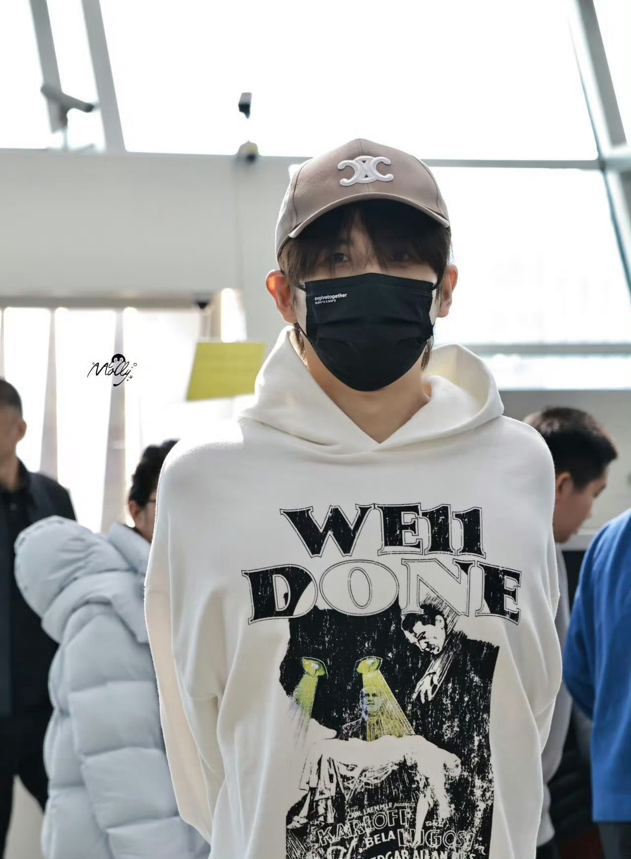 张远唱完娃娃脸重返二十岁张远唱《娃娃脸》，前奏刚起，他拿起话筒，像启动时光机。瞬