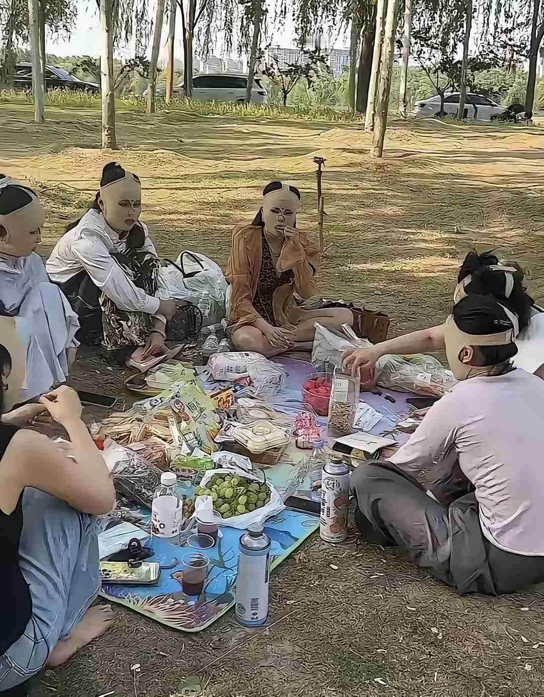 我的今日状态：😁轻松愉快
我这里的天气：🌤️多云
现在的蒙面女侠真多