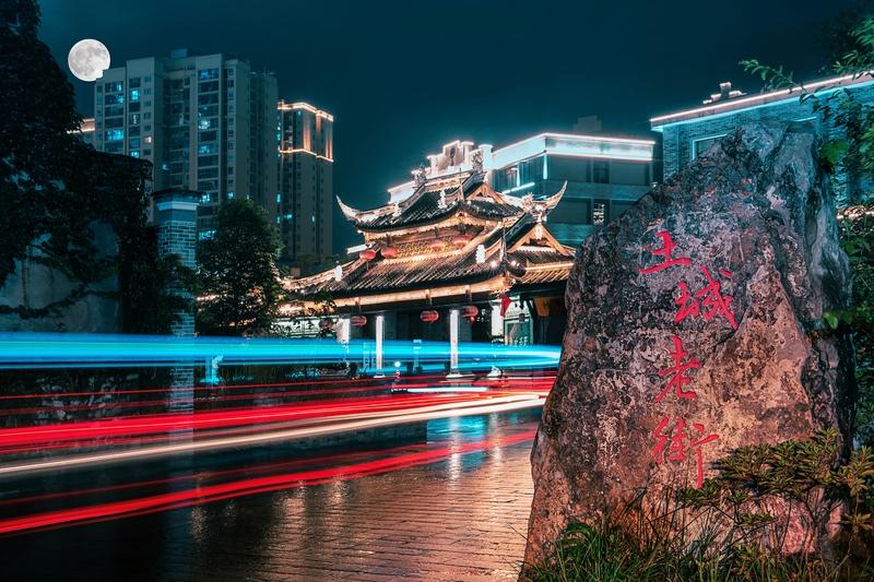 我觉得我现在的生活状态用“低欲”二字形容挺合适。以前总觉得拥有更多物质才会快乐，